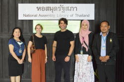 ผู้เยี่ยมชมร่วมถ่ายภาพเป็นที่ระลึก บริเวณหน้าหอสมุดรัฐสภา