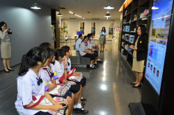 บรรณารักษ์หอสมุดกล่าวต้อนรับครูและคณะสภานักเรียน โรงเรียนสหกรณ์นิคมบ้านคลองปลาดุกลาย