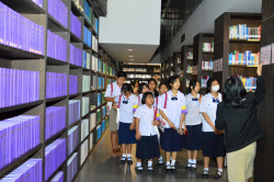 บรรณารักษ์แนะนำสารสนเทศบริเวณชั้นหนังสือทั่วไป