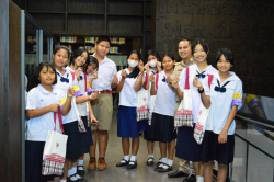 ครูและคณะสภานักเรียน โรงเรียนสหกรณ์นิคมบ้านคลองปลาดุกลาย ร่วมกันถ่ายภาพเป็นที่ระลึกบริเวณชั้น 9 ลอย