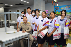 นายยุทธภูมิ น้อยเพช ให้เกียรติบันทึกความประทับใจในสมุดเยี่ยมชม