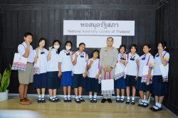 ครูและคณะสภานักเรียน โรงเรียนสหกรณ์นิคมบ้านคลองปลาดุกลาย ร่วมกันถ่ายภาพเป็นที่ระลึกบริเวณหน้าหอสมุดรัฐสภา