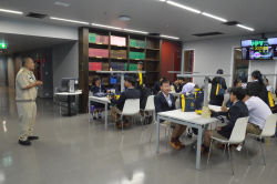 บรรณารักษ์หอสมุดรัฐสภากล่าวต้อนรับ คณะผู้บริหาร ครูและนักเรียน โรงเรียนกรรณสูตศึกษาลัย จังหวัดสุพรรณบุรี