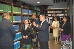 บรรณารักษ์หอสมุดรัฐสภาให้การนำชมและบรรยายทรัพยากรสารสนเทศ บริเวณรายงานการประชุมวุฒิสภา