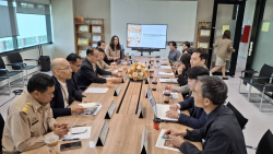 บรรยากาศการประชุมแลกเปลี่ยนความคิดเห็นและความร่วมมือด้านวิชาการและงานวิจัยระหว่างสำนักวิชาการ สำนักงานเลขาธิการสภาผู้แทนราษฎร และคณะเจ้าหน้าที่จากหน่วยบริการวิจัยของรัฐสภาแห่งสาธารณรัฐเกาหลี (NARS) โดยมีนักวิเทศสัมพันธ์ทำหน้าที่ล่ามภาษาเกาหลีตลอดการหารือ