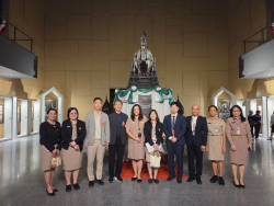 คณะเจ้าหน้าที่จากหน่วยบริการวิจัยของรัฐสภาแห่งสาธารณรัฐเกาหลี (National Assembly Research Service: NARS) ร่วมถ่ายภาพเป็นที่ระลึกกับผู้บริหารและเจ้าหน้าที่สำนักวิชาการ สำนักงานเลขาธิการสภาผู้แทนราษฎร ภายหลังการศึกษาดูงานและหารือด้านวิชาการและการวิจัย ณ บริเวณโถงรัฐพิธี อาคารรัฐสภา