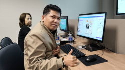 ผู้เข้ารับการอบรมแลกเปลี่ยนความคิดเห็นและทดลองปรับแก้ผลงานออกแบบกราฟิกส์ด้วยตนเองผ่านโปรแกรม Canva