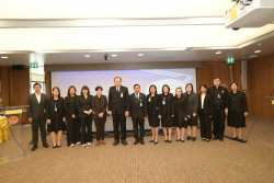 ผู้บริหารถ่ายภาพร่วมกับคณะวิทยากรที่มาบรรยายในโครงการขับเคลื่อนการให้บริการด้านวิชาการด้วยเทคโนโลยีสมัยใหม่สู่การเป็น SMART Parliament