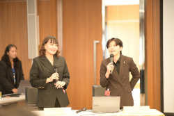 วิทยากรบรรยายให้ความรู้เกี่ยวกับเทคโนโลยีสมัยใหม่สู่การเป็น SMART Parliament