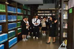 บรรณารักษ์นำชมและให้คำแนะนำข้อมูลสารสนเทศ บริเวณรายงานการประชุมวุฒิสภา