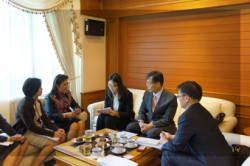 นางวิจิตรา วัชราภรณ์ ผู้อำนวยการสำนักวิชาการ และคณะบุคลากรสำนักวิชาการ ให้การต้อนรับ Mr. Choong-Duk SOHN, Director of Economy and Industry Research Office, NARS (National Assembly Research Service), Republic of Korea (1)