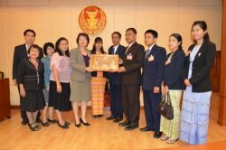 นาย Kyi Thein, Deputy Director General, Pyidaungsu Hluttaw สำนักงานเลขาธิการรัฐสภาเมียนมาร์ และคณะ เยี่ยมชมห้องสมุดรัฐสภา (5)