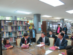 นายเซวัง นอร์บุ (Mr. Tshewang Norbu) เลขาธิการสภาที่ปรึกษาแห่งราชอาณาจักรภูฏาน และผู้อำนวยการสำนักรายงานการประชุมและข้อมูลข่าวสาร เยี่ยมชมห้องสมุดรัฐสภา (4)