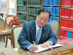 นายเซวัง นอร์บุ (Mr. Tshewang Norbu) เลขาธิการสภาที่ปรึกษาแห่งราชอาณาจักรภูฏาน และผู้อำนวยการสำนักรายงานการประชุมและข้อมูลข่าวสาร เยี่ยมชมห้องสมุดรัฐสภา (5)