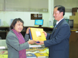 นายเซวัง นอร์บุ (Mr. Tshewang Norbu) เลขาธิการสภาที่ปรึกษาแห่งราชอาณาจักรภูฏาน และผู้อำนวยการสำนักรายงานการประชุมและข้อมูลข่าวสาร เยี่ยมชมห้องสมุดรัฐสภา (7)