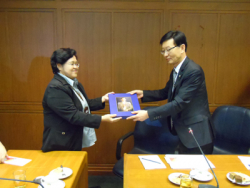 ภาพถ่ายนาย Hwang Chang Hwa ผู้อำนวยการห้องสมุดรัฐสภาสาธารณรัฐเกาหลี และคณะ เข้าพบปะนางสาวอารีรัตน์ วิชาช่าง ผู้บังคับบัญชากลุ่มงานห้องสมุด (6)
