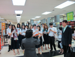 ภาพถ่ายคณะนิสิตระดับปริญญาตรี ภาควิชาบรรณารักษศาสตร์ คณะอักษรศาสตร์ จุฬาลงกรณ์มหาวิทยาลัย เข้าศึกษาดูงานห้องสมุดรัฐสภา (1)