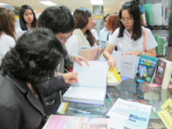 ภาพถ่ายคณะนิสิตระดับปริญญาตรี ภาควิชาบรรณารักษศาสตร์ คณะอักษรศาสตร์ จุฬาลงกรณ์มหาวิทยาลัย เข้าศึกษาดูงานห้องสมุดรัฐสภา (4)