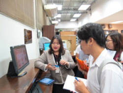 ภาพถ่ายคณะนิสิตระดับปริญญาตรี ภาควิชาบรรณารักษศาสตร์ คณะอักษรศาสตร์ จุฬาลงกรณ์มหาวิทยาลัย เข้าศึกษาดูงานห้องสมุดรัฐสภา (5)