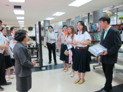 ภาพถ่ายคณะนิสิตระดับปริญญาตรี ภาควิชาบรรณารักษศาสตร์ คณะอักษรศาสตร์ จุฬาลงกรณ์มหาวิทยาลัย เข้าศึกษาดูงานห้องสมุดรัฐสภา (6)