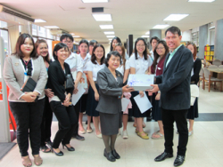ภาพถ่ายคณะนิสิตระดับปริญญาตรี ภาควิชาบรรณารักษศาสตร์ คณะอักษรศาสตร์ จุฬาลงกรณ์มหาวิทยาลัย เข้าศึกษาดูงานห้องสมุดรัฐสภา (7)