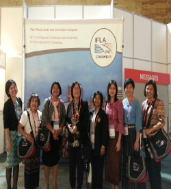ผู้เข้าร่วมประชุมจากรัฐสภาไทยถ่ายภาพร่วมกับ ดร.ชุติมา สัจจานันท์, นายกสมาคมห้องสมุดแห่งประเทศไทย ดร.มลิวัลย์ ประดิษฐ์ธีระ, ผู้อำนวยการหอสมุดมหาวิทยาลัยรังสิต และนางสาวกนกอร ศักดาเดช ผู้อำนวยการสำนักหอสมุดแห่งชาติ