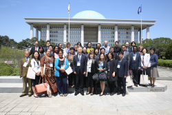 ภาพผู้เข้าร่วมประชุมถ่ายภาพร่วมกัน ณ บริเวณหน้าอาคารรัฐสภาเกาหลี
