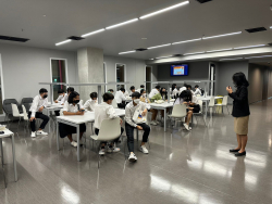 บรรณารักษ์หอสมุด กล่าวต้อนรับคณะอาจารย์และนักศึกษา สาขารัฐประศาสนศาสตร์และสังคมศาสตร์ มหาวิทยาลัยราชภัฏจันทรเกษม