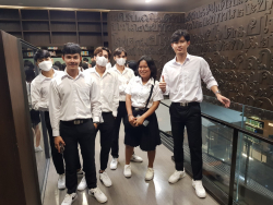 คณะอาจารย์และนักศึกษา สาขารัฐประศาสนศาสตร์และสังคมศาสตร์ มหาวิทยาลัยราชภัฏจันทรเกษม ถ่ายภาพเป็นที่ระลึกบริเวณชั้น 9 ลอย
