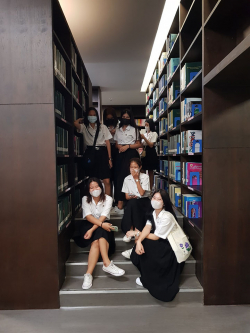 คณะอาจารย์และนักศึกษา สาขารัฐประศาสนศาสตร์และสังคมศาสตร์ มหาวิทยาลัยราชภัฏจันทรเกษม ถ่ายภาพเป็นที่ระลึกบริเวณชั้น 9 ลอย (1)