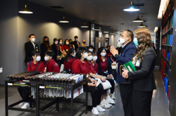 บรรณารักษ์หอสมุด กล่าวต้อนรับคณะครูและนักเรียนโรงเรียนสตรีสิริเกศ จังหวัดศรีสะเกษ