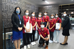 คณะครูและนักเรียนโรงเรียนสตรีสิริเกศ จังหวัดศรีสะเกษถ่ายภาพเป็นที่ระลึกร่วมกันบริเวณชั้น 9 ลอย