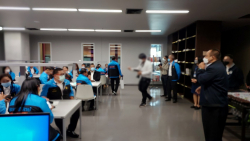 บรรณารักษ์หอสมุด กล่าวต้อนรับคณะผู้เยี่ยมชม