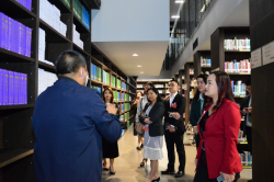 บรรณารักษ์หอสมุด นำชมทรัพยากรสารสนเทศ ประเภทรายงานการประชุมของวุฒิสภา