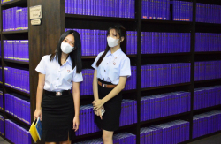 คณะนักศึกษามหาวิทยาลัยกรุงเทพธนบุรี ถ่ายภาพเป็นที่ระลึกบริเวณรายงานการประชุมวุฒิสภา