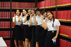 คณะนักศึกษามหาวิทยาลัยกรุงเทพธนบุรี ถ่ายภาพเป็นที่ระลึกบริเวณรายงานการประชุมสภาผู้แทนราษฎร