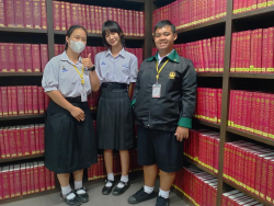 คณะเยาวชนต้นกล้า ปี 2566 โรงเรียนปากช่อง จังหวัดนครราชสีมา ถ่ายภาพเป็นที่ระลึกบริเวณรายงานการประชุมของสภาผู้แทนราษฎร