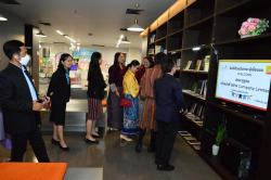 บรรณารักษ์แนะนำทรัพยากรสารสนเทศให้กับคณะเจ้าหน้าที่จากรัฐสภาแห่งภูฏานและบริษัท ไอเซ็ม จำกัด