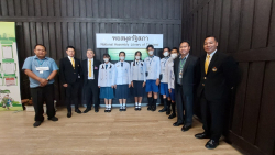 คณะครูและนักเรียนโรงเรียนเพชรรัชต์ในพระอุปถัมภ์ ถ่ายภาพเป็นที่ระลึก บริเวณด้านหน้าหอสมุดรัฐสภา