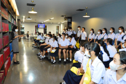 บรรณารักษ์หอสมุดรัฐสภากล่าวต้อนรับผู้บริหาร คณะครู และนักเรียน โรงเรียนระยองวิทยาคม จังหวัดระยอง ที่มาเยี่ยมชมหอสมุดรัฐสภา