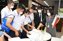 ผู้บริหาร คณะครู และนักเรียน โรงเรียนระยองวิทยาคม จังหวัดระยอง รับฟังบรรณารักษ์บรรยายข้อมูลเกี่ยวกับรายงานการประชุมสภาผู้แทนราษฎร ครั้งที่ 1