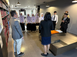 บรรณารักษ์หอสมุดรัฐสภากล่าวต้อนรับคณะอาจารย์และนักศึกษา มหาวิทยาลัยสงขลานครินทร์ วิทยาเขตปัตตานี ที่มาเยี่ยมชมหอสมุดรัฐสภา