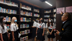 คณะนักศึกษา มหาวิทยาลัยเทคโนโลยีราชมงคลรัตนโกสินทร์ วิทยาเขตศาลายา บรรยากาศระหว่างการเยี่ยมชม ณ บริเวณหนังสือทั่วไป