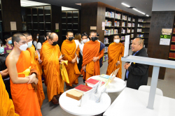 บรรณารักษ์บรรยายข้อมูลเกี่ยวกับสารสนเทศประเภทรายงานการประชุมสภาผู้แทนราษฎร ครั้งที่ 1