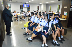 บรรณารักษ์หอสมุด กล่าวต้อนรับคณะผู้เยี่ยมชม