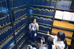 บรรยากาศระหว่างการเยี่ยมชม นักเรียนถ่ายภาพเป็นที่ระลึก