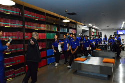 บรรณารักษ์บรรยายข้อมูลเกี่ยวกับสารสนเทศของหอสมุดรัฐสภา 