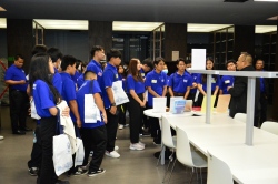 คณะผู้เข้าอบรมโครงการ UTN Academy รุ่นที่ 1 ให้ความสนใจรายงานการประชุมสภาผู้แทนราษฎร ครั้งที่ 1