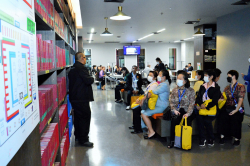 บรรณารักษ์หอสมุด กล่าวต้อนรับคณะผู้เยี่ยมชม