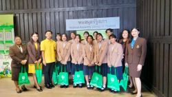 คณะกรรมการสภานักเรียนและครูโรงเรียนสายน้ำผึ้ง ในพระอุปถัมภ์ฯ ถ่ายภาพเป็นที่ระลึก บริเวณด้านหน้าหอสมุดรัฐสภา